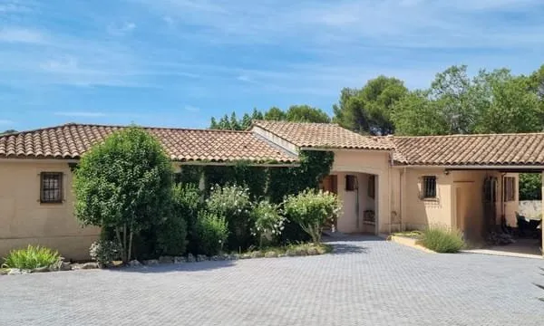 GRANDE VILLA DE PLAIN PIED T5 sur 1400 m² de terrain piscinable