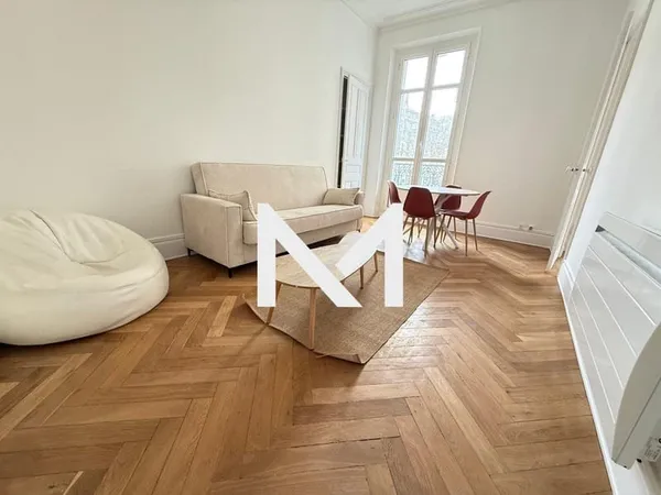 GRENOBLE - BEL IMMEUBLE HAUSSMANNIEN- T3