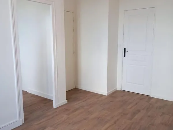 Beau T1 avec cuisine fermée - Emplacement idéal