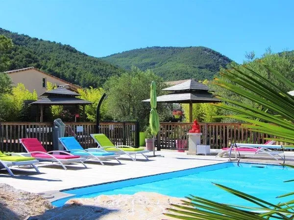 Maison Contemporaine 300 m2 Hab.- 5 gites - 1716 m2 de Terrain - Piscine