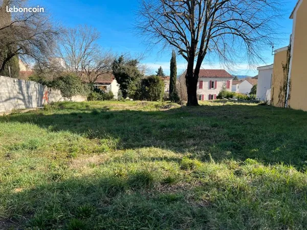 Le TEIL 07 terrain de 1634m² constructible dans son intégralité situé au 22 rue olivier de serre 074