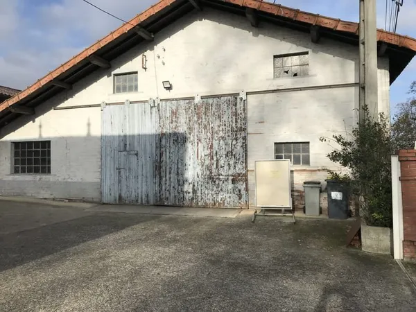 Bâtiments industriels ou de stockage d'une surface de 464 m2