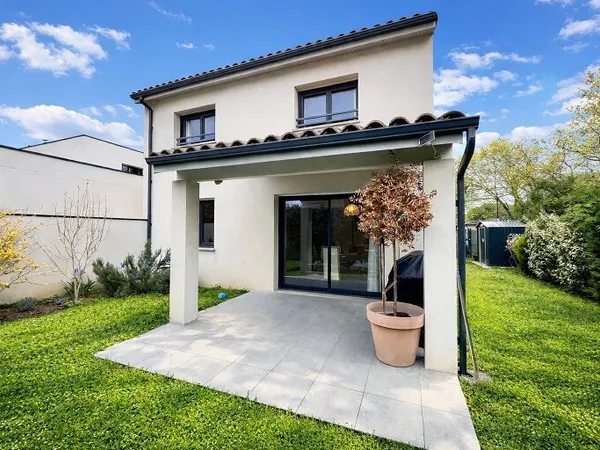Maison récente avec jardin et garage