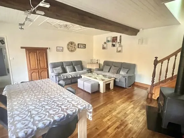 A VENDRE ENSEMBLE IMMOBILIER DANS L'ANCIEN - LA POUEZE (4937