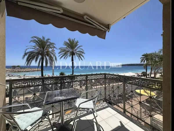 En exclusivité deux pièces à vendre avec terrasse et splendide vue mer, dans immeuble face aux plage