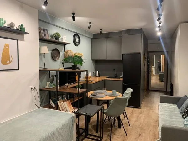 Studio 21 m² - Paris 17e - rue des Dames - 592 € CC - cave + parking - immeuble avec gardien