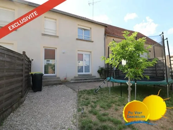 Monopropriété: 2 T4 neufs en duplex, loués + cours, garages et greniers.