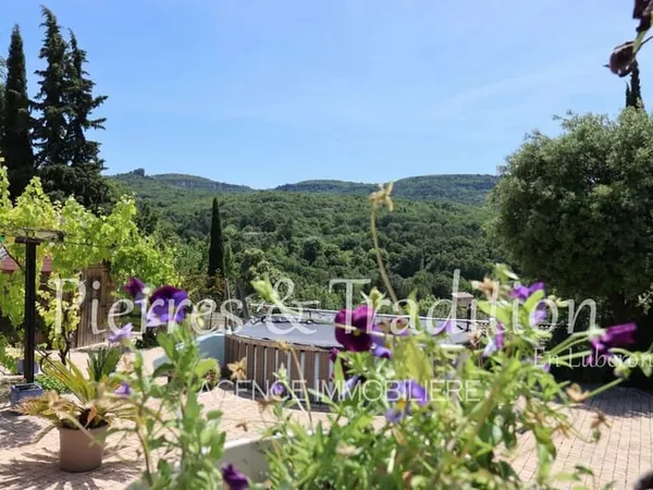 Luberon, sur les hauteurs de la ville d'Apt, maison avec studio et belle vue dégagée