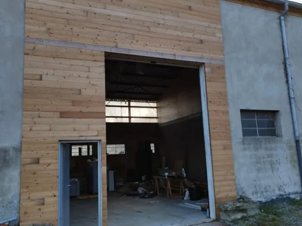 10 MN MONTBRISON LOCAL DE 220 M2 AVEC PARKING ET ACCES CAMIONS.