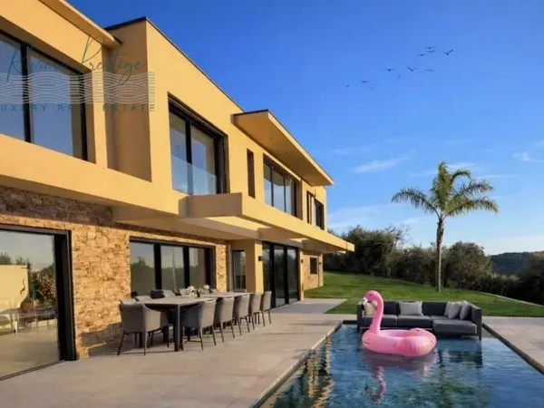 OPIO: Contemporaine dans domaine privé avec vue sur le golf et le vieux village
