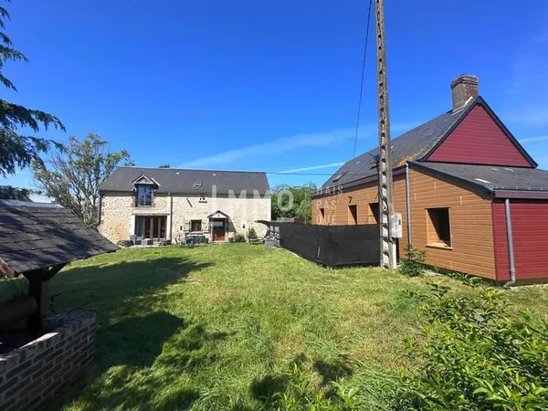 Ensemble de deux maison en campagne