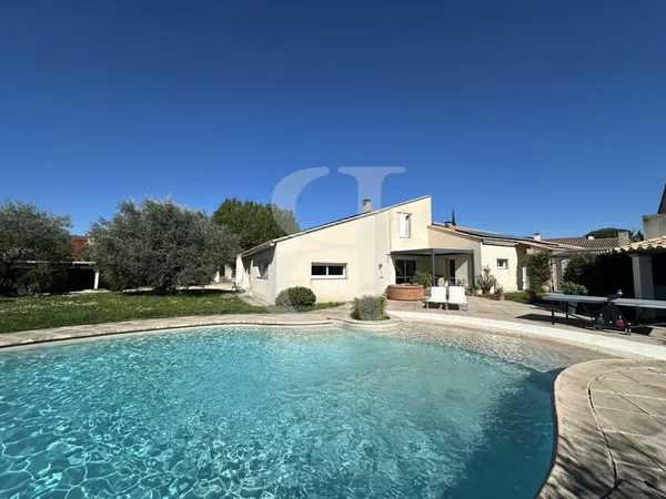 Propriété contemporaine avec piscine dans le centre-ville de V
