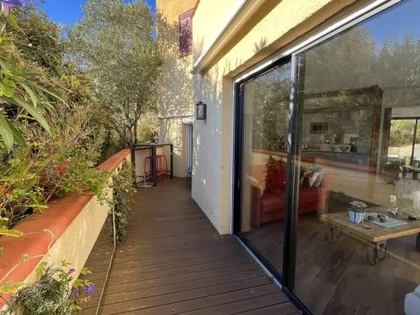Appartement 2 pièces en excellent état avec terrasse et bell