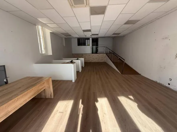 Local commercial 200 m²