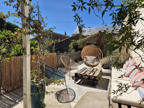 SUPERBE MAISON BOURGEOISE AVEC GARAGE, COUR, JARDIN ET DEPEN