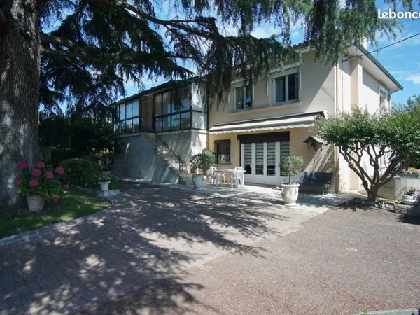 Villa 8 pièces 210 m²