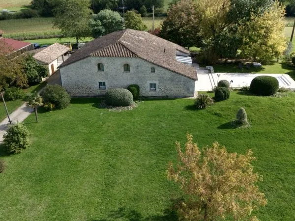 Maison en pierre rénovée 240 m2 avec piscine, par arboré et