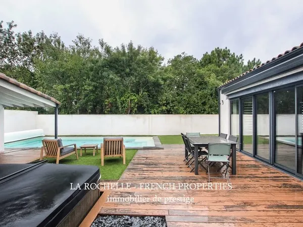 MAISON CONTEMPORAINE - PLAIN-PIED - AVEC PISCINE - PROCHE LA ROCHELLE - CHARENTE MARITIME