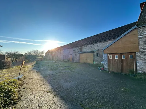 Ancien corps de ferme de 152 m2 avec dépendances