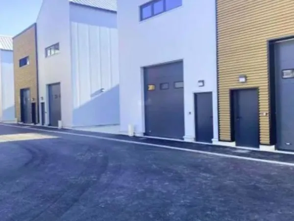 MY TRANSAC - A LOUER cellule d'activité avec entrepôt et bureaux possibles de 181m² au sein d'un par