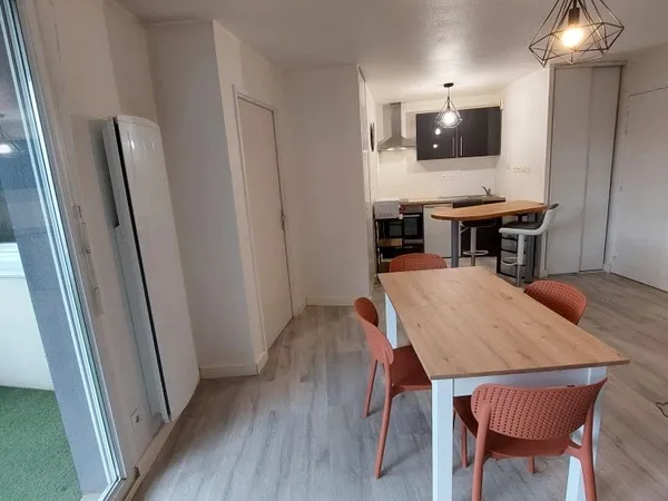 F2 Meublé et refait à neuf, terrasse et garage