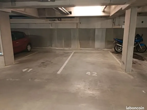 Parking sous-sol près de station de tram ligne A ,,Les Pins,,