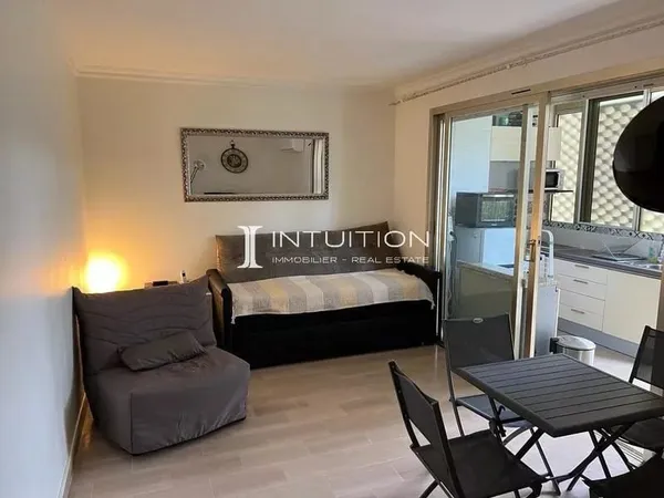 Cannes - Croix-des-Gardes : Appartement rez-de-jardin dans une résidence avec piscine d'une superfic