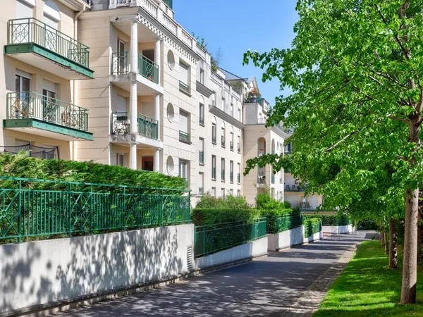 À Vendre - Grand 4 Pièces Traversant avec Balcon au Plessis-