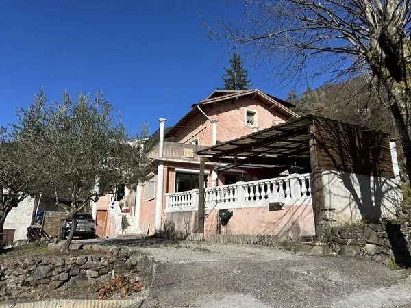 Villa 5 pièces de 128 m2 avec très grande terrasse, parking