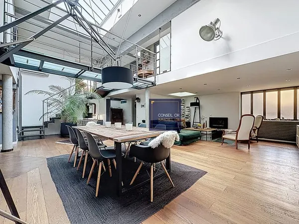 Loft atypique 180m2 - Jardin privatif - Parking privé abrité