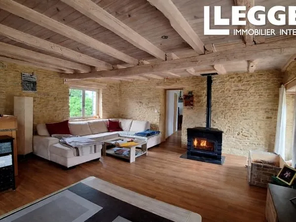 Superbe propriété en pierre avec gîtes et piscine - plus de 4 hectares au calme absolu