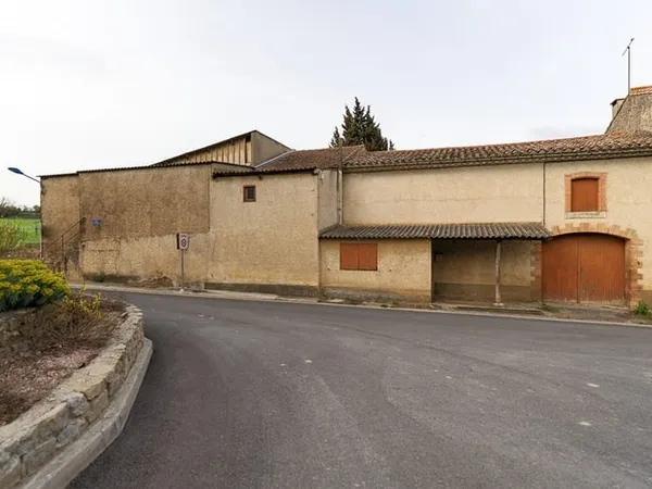 CARCASSONNE - HAMEAU Vaste Cave de 330m² avec hangar et jardin sur parcelle de 920m²