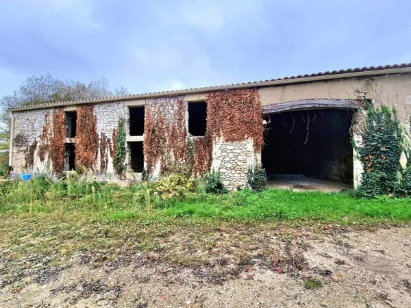 Ensemble en pierre à rénover juste à l'extérieur d'Eymet