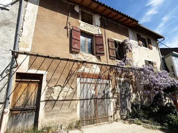 Le titre de votre annoncTournus centre, bel emplacement. Maison de ville en pierre à rénover. Joli p