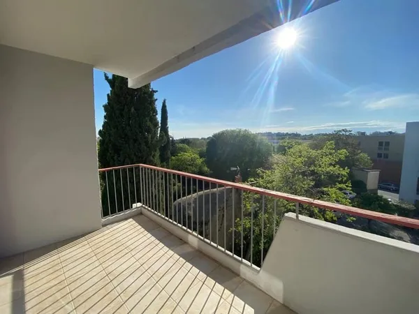 QUARTIER CLINIQUE LES FRANCISCAINES - T3 AVEC BELLE TERRASSE, PARKING