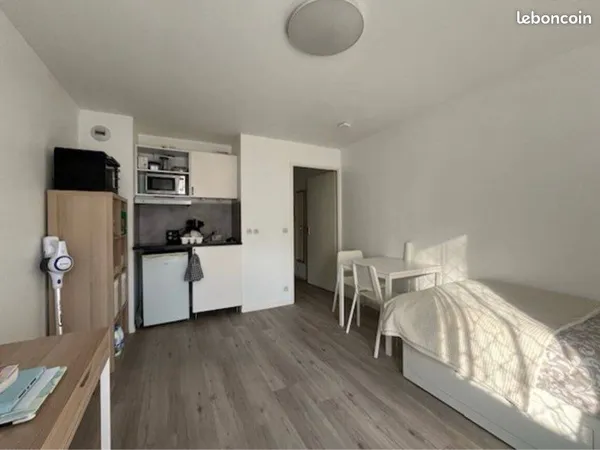 Studio refait à neuf avec grande terrasse - Port / Riquier - 850/mois CC