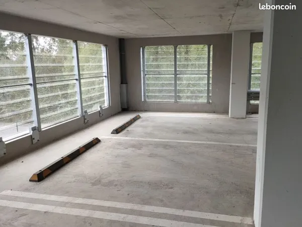 Place parking sécurisée - Libre de suite