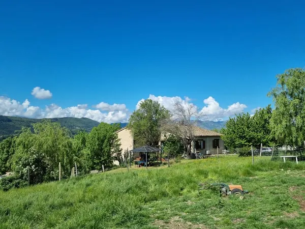 Propriété avec terrain