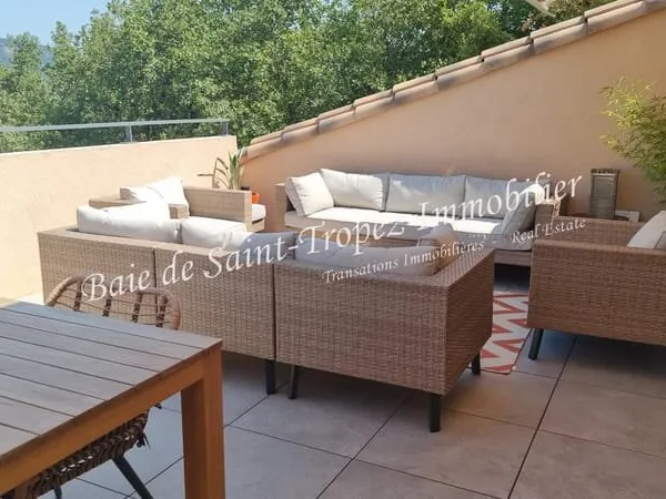 Appartement villa de toit avec vue panoramique sur les collines