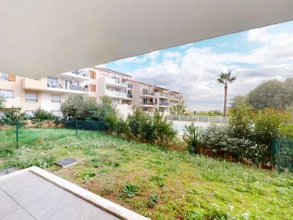 LE MUY , RARE : 3 PIÈCES RÉCENT AVEC TERRASSE, GRAND JARDIN & 3 PARKINGS !