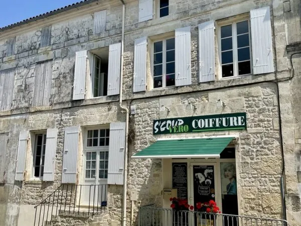Immeuble mixte salon de coiffure et habitation + fonds de co