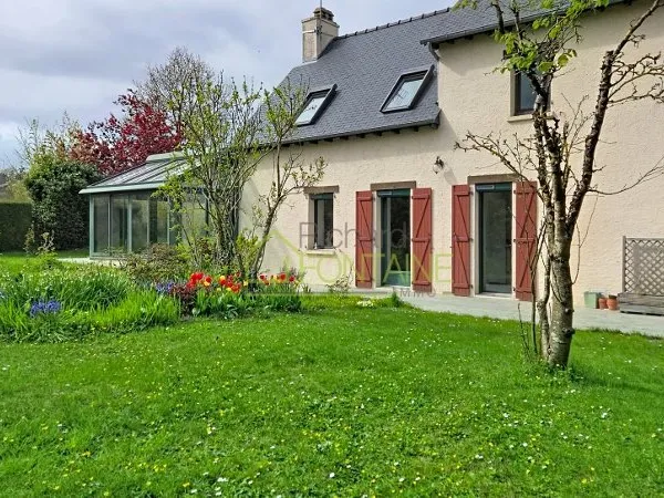Longère de caractère , terrain de 1 100 m² avec 5 chambres dont 2 au rdc et un bureau avec grand gar