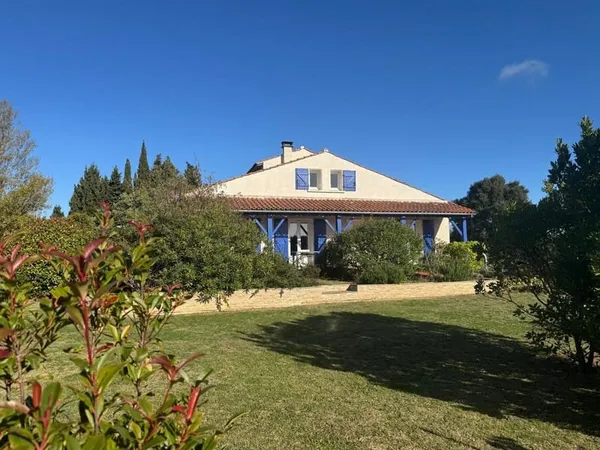 Proche Carcassonne - belle villa avec piscine sur 5.500m2 du