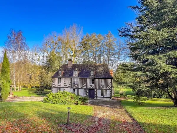 Un beau manoir dans un parc valloné avec ruisseau du Pays d'