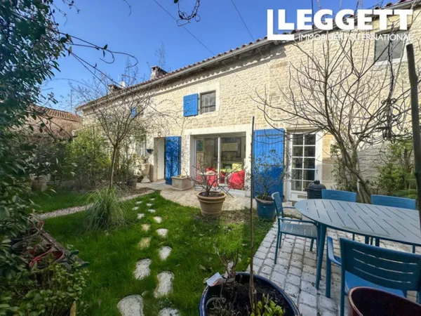 Charmante maison en pierre avec cour intime au coeur de Matha. 3 chambres , 2 SDE . Garage et atelie