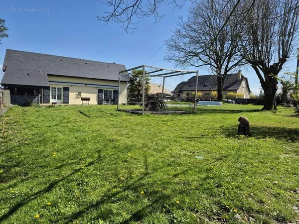 Corps de ferme de 118m2, grange, bureau, piscine...
