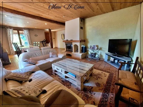 Maison de trois chambres + sous sol aménageable en rez-de-jardin sur 7400m² de jardin