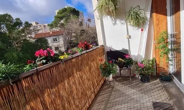 NIMES à vendre T5 de 84 m² 3 chambres, garage individuel, balcon, jardin commun, parking