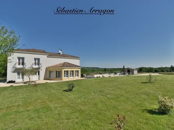 Villa contemporaine 250 m² - 5 chambres - 3 hectares - piscine 18 m - Villeneuve-sur-Lot (47)