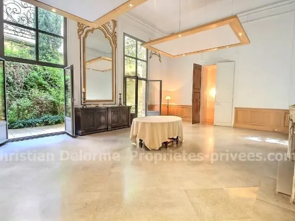 Appartement Uzes 5 pièce(s) 192 m2 en rez-de-chaussée avec terrasse et jardin